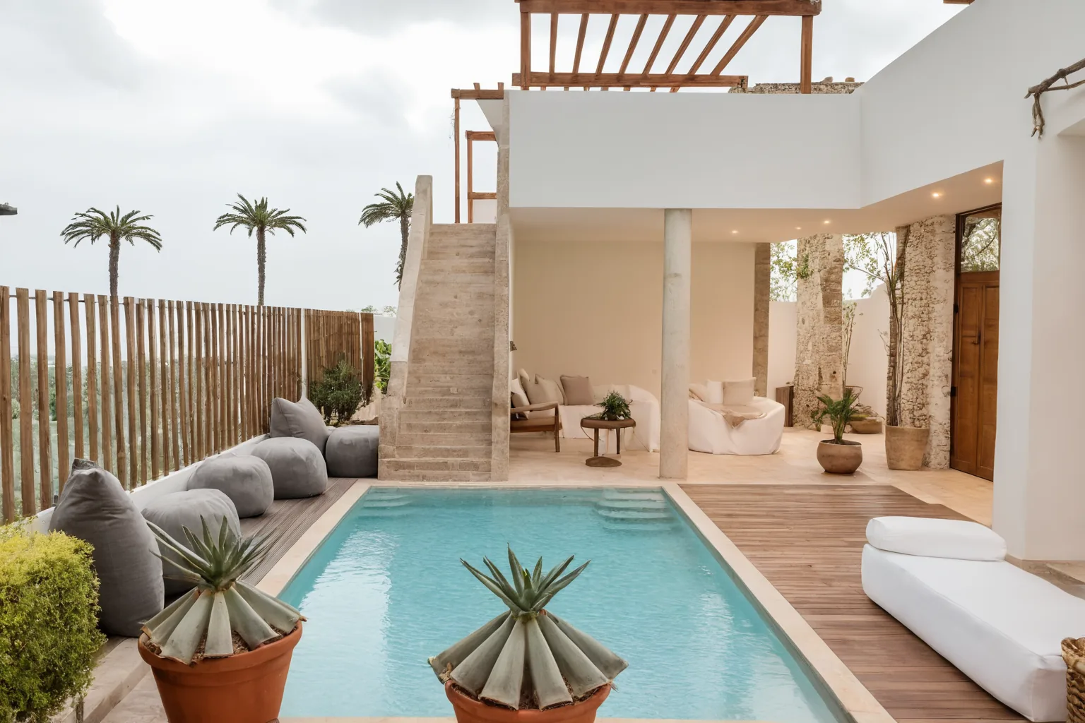 Pátio: piscina e prainha