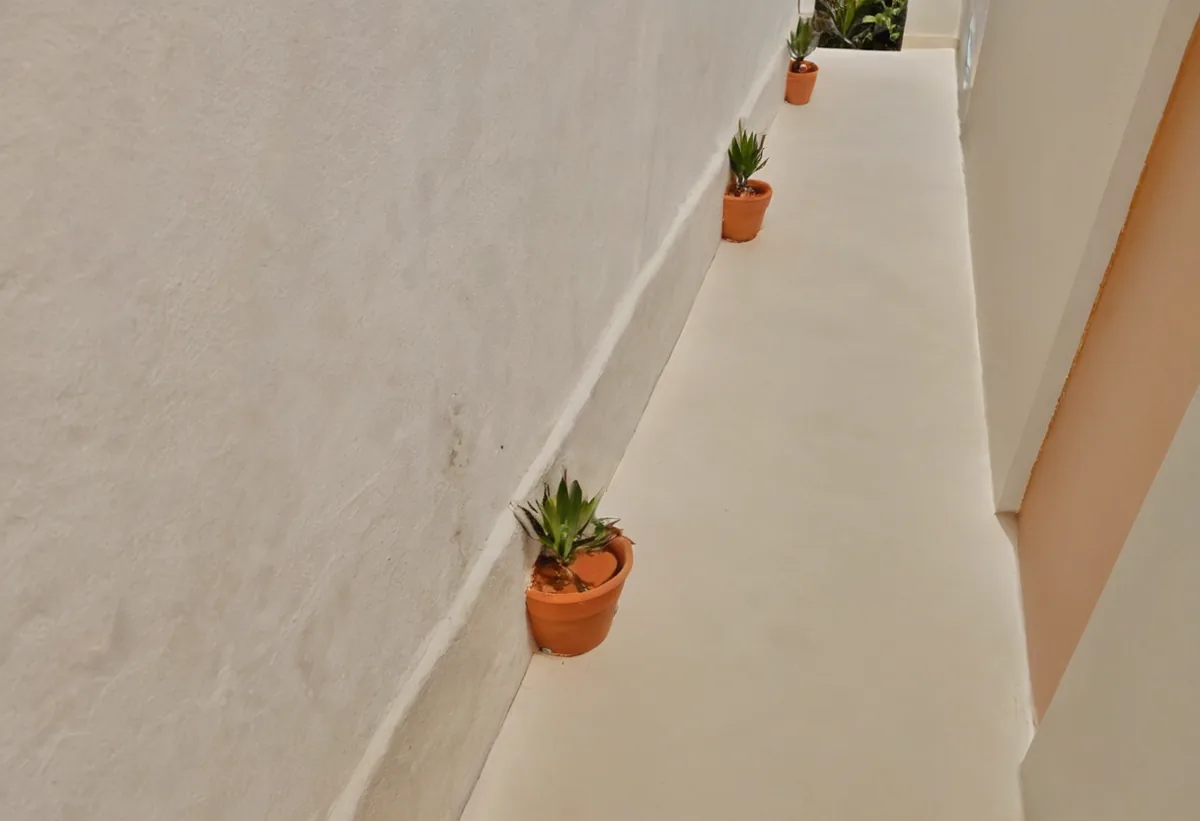 Casa Messapica SMG — Corridoio con la luce del cobogó