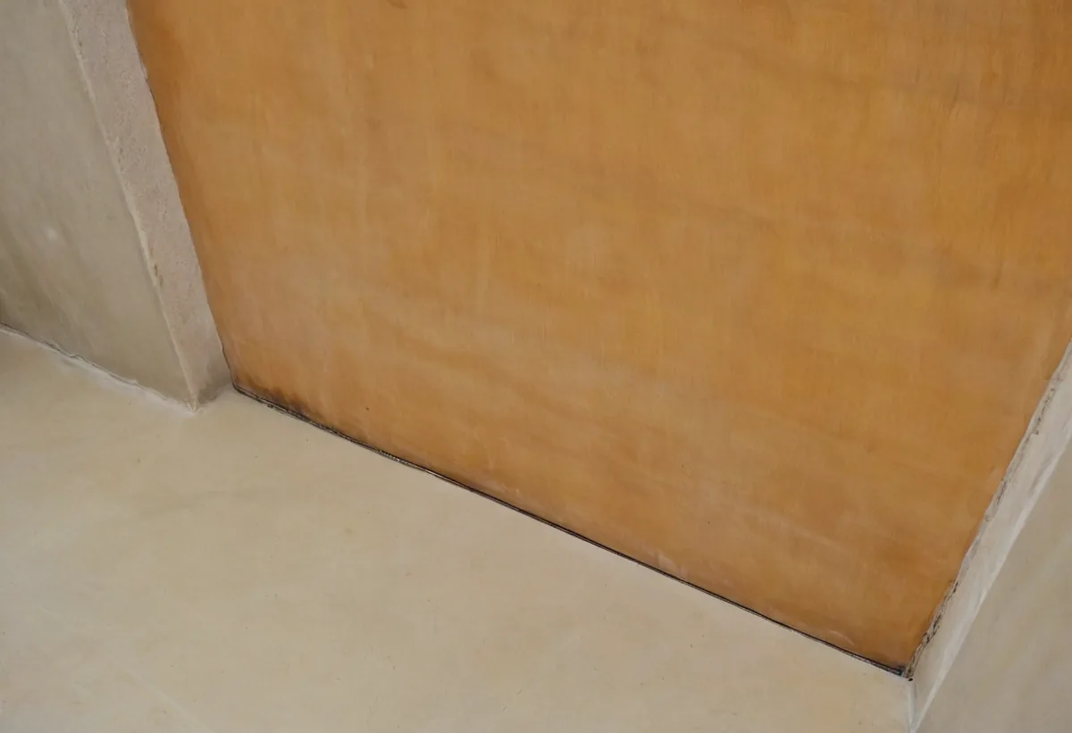 Casa Messapica SMG — Battiscopa in calcare e porta in legno